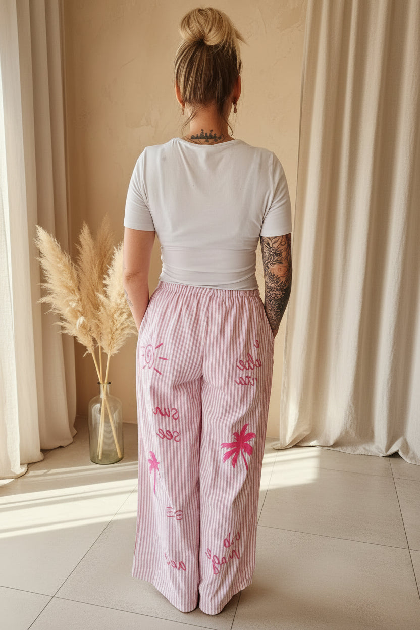 Boho-Luxe rosa-weiß gestreifte Baumwollhose mit pinken Prints für Damen.
