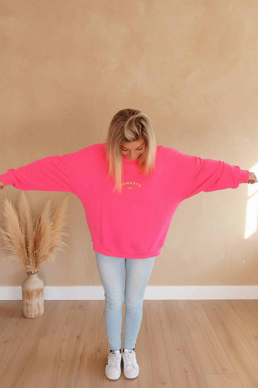 Namaste 24/7 Oversized Sweatshirt Pink – Rückenansicht mit großem gelben Namaste 24/7-Print auf Rücken und Ärmeln
