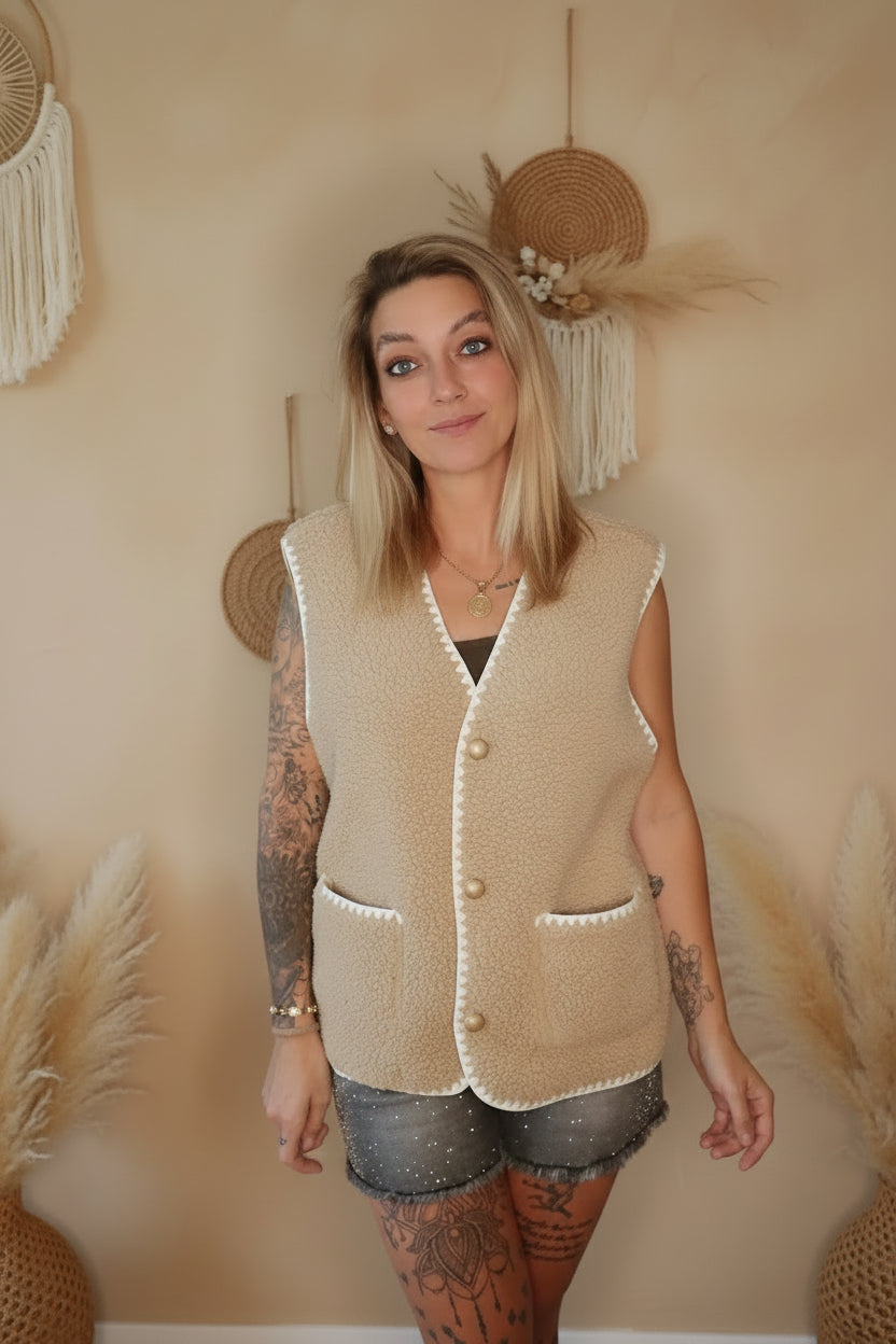 Bouclé Weste Damen Creme – Boho Luxe Gilet mit Goldknöpfen, Frontansicht S/M
