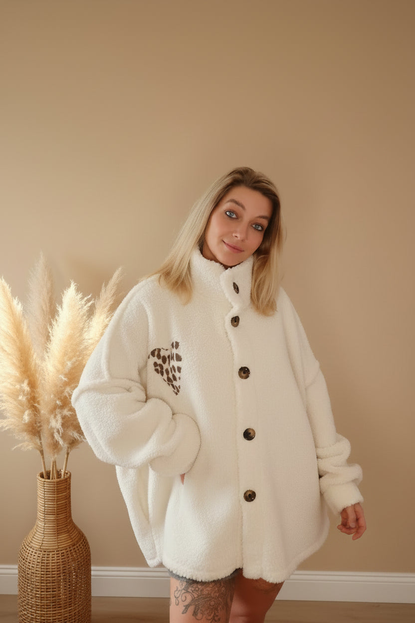 Detail Leo-Herz-Patch auf cremeweißer Teddy-Jacke – Boho Luxe Style