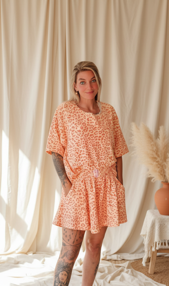 Boho-Luxe Damenkleid in Pfirsich mit Leopardenmuster aus leichtem Stoff.