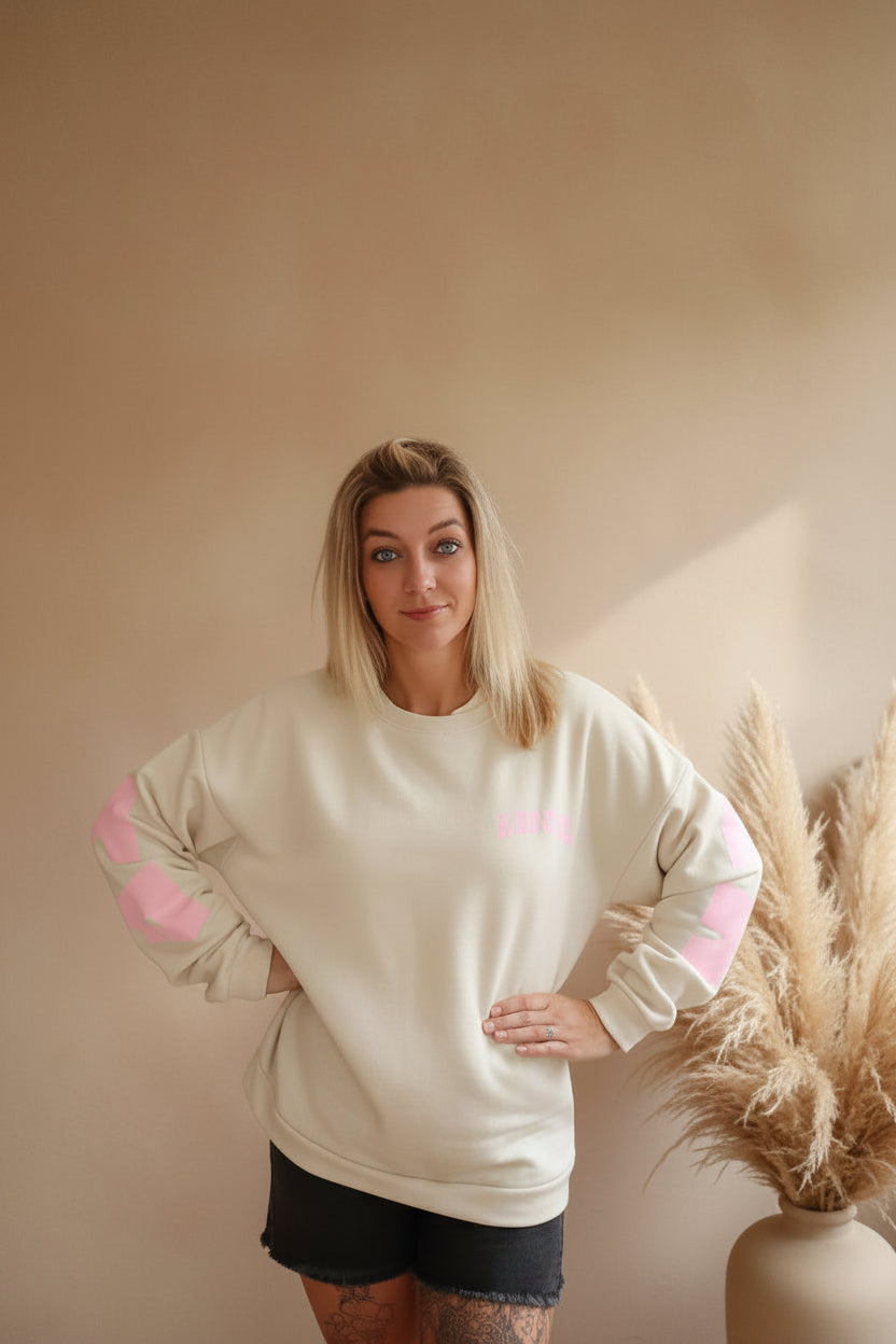 Namasté Oversize Sweater Creme-Taupe – Rückenansicht mit Namasté-Print in Rosa