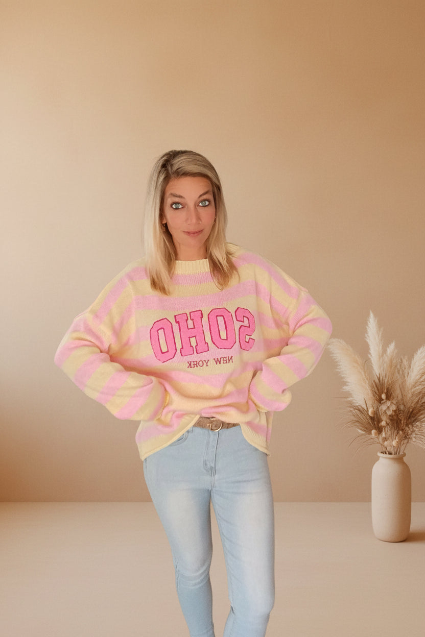 SOHO Streifenpullover Rosa Gelb Seitenansicht – Oversized Strickpullover, lässige Pose Boho