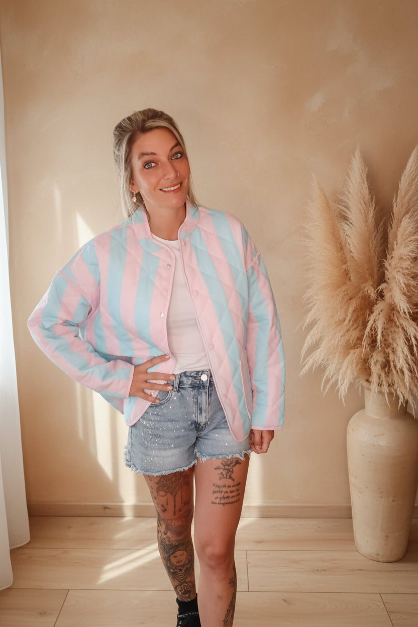 Boho-Luxe gesteppte Jacke in Pastellrosa und Hellblau aus weichem Material.