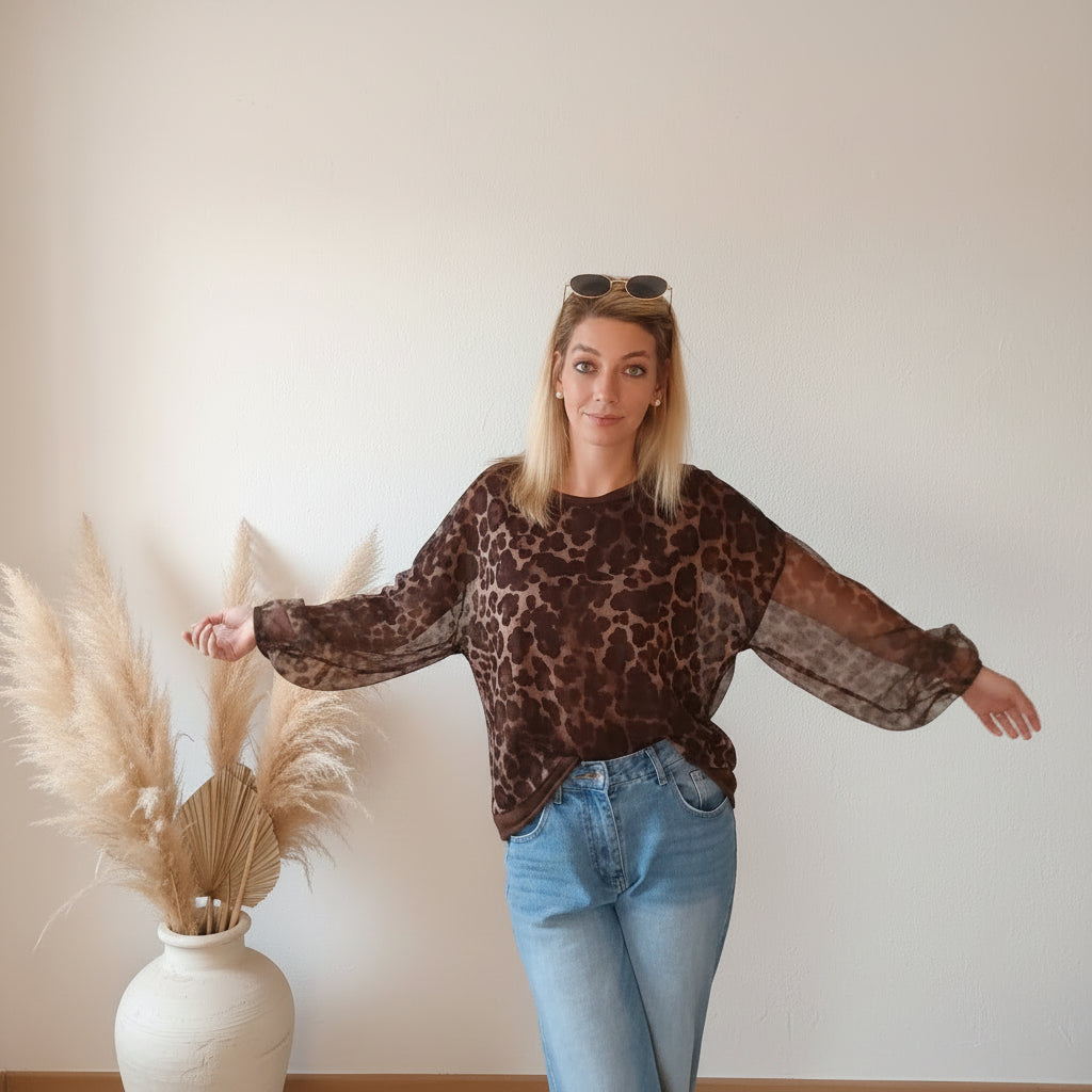 Dunkelbraunes Leo-Shirt Damen mit Händen in den Hosentaschen