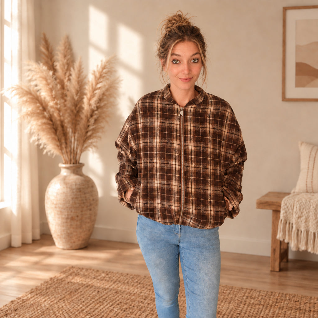 Braun-beige karierte Damenjacke mit Reißverschluss, Frontansicht mit Händen in den Taschen