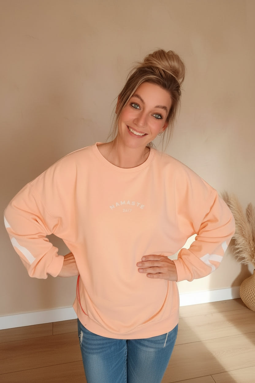 Damen Oversize Sweatshirt in Peach mit weißem Namasté-Print, Frontansicht