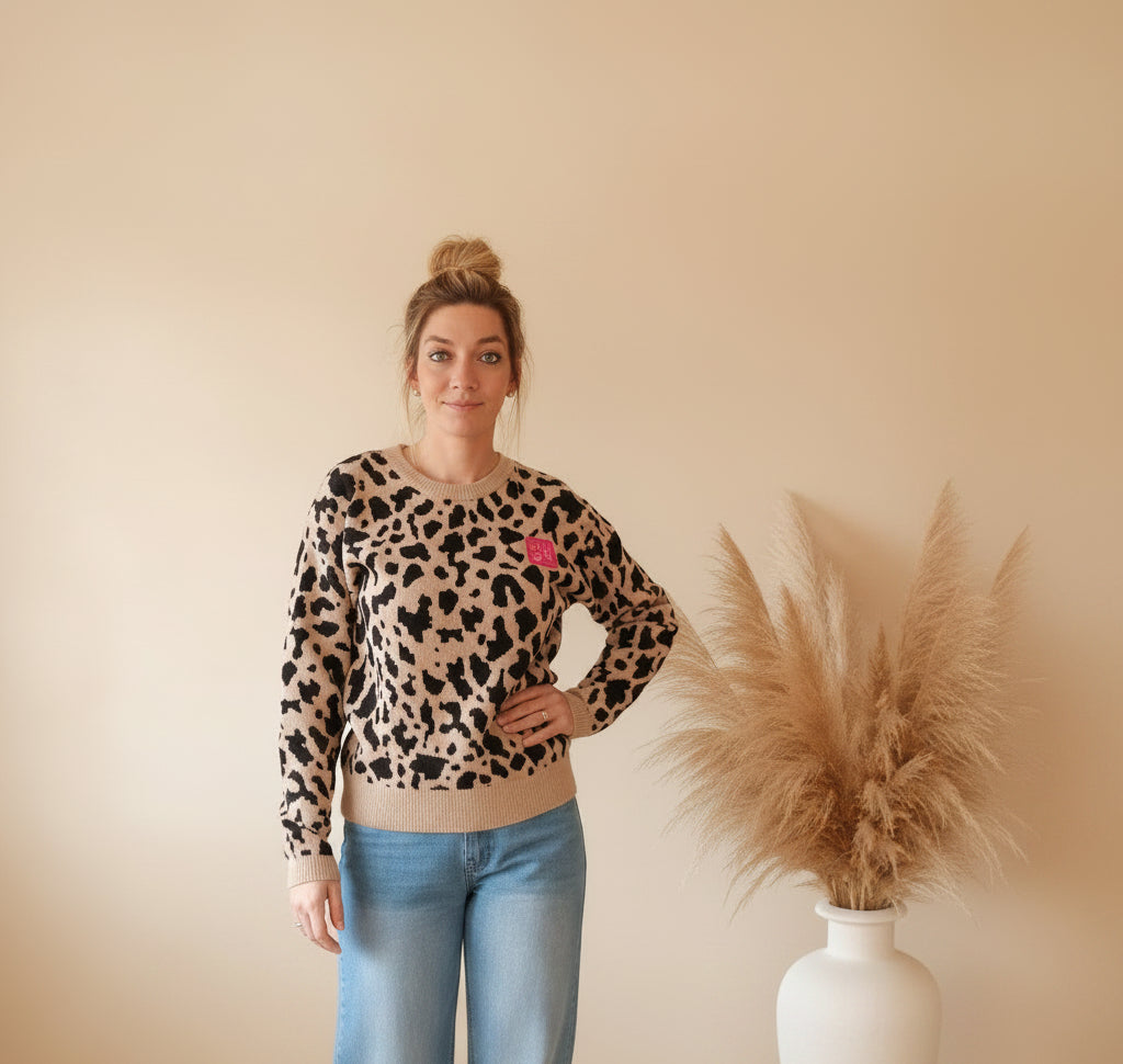 Zwillingsherz Leo-Pullover Damen Beige mit Leopardenmuster, Ganzkörper-Styling mit Jeans