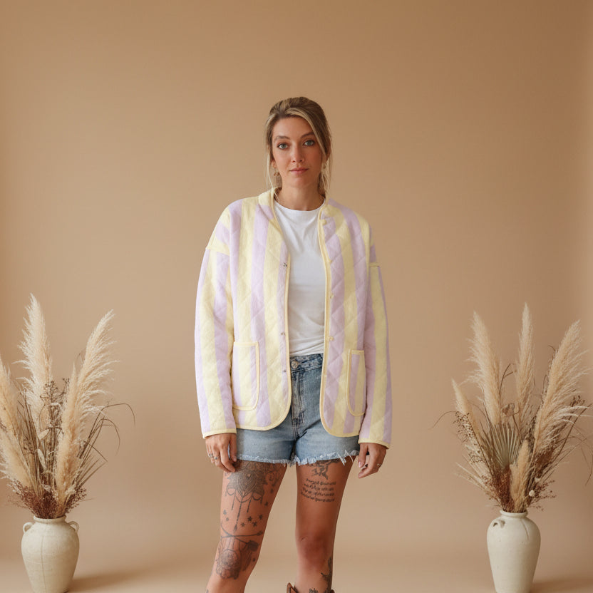 Boho-Luxe gesteppte Jacke in Pastellgelb und Flieder aus weichem Stoff.