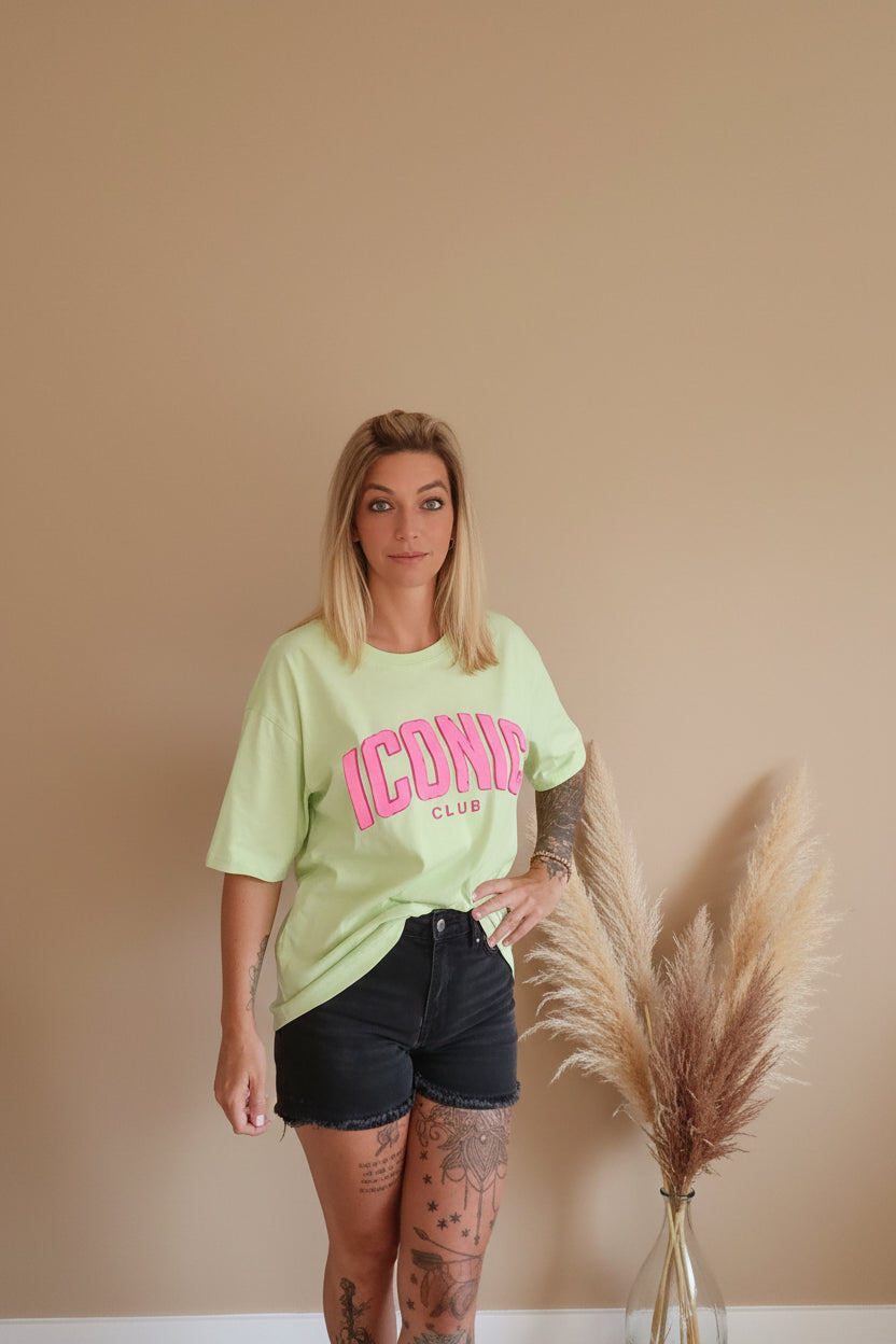 Damen Oversized T-Shirt Iconic Club – Salbeigrün mit pinkem Chenille-Print, entspannte Pose
