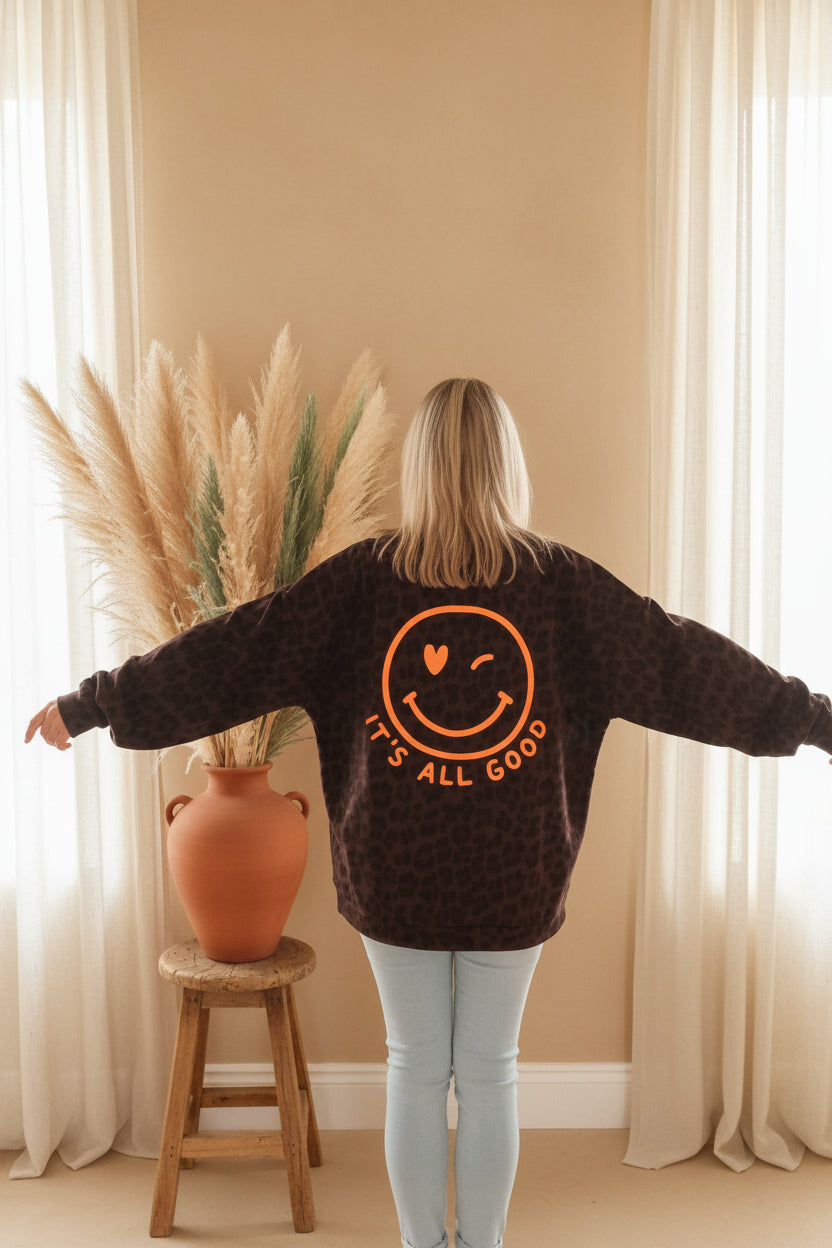 Oversized Sweater Rückenansicht – It's All Good Smiley Backprint, Arme ausgebreitet, Terrakotta Vase Pampas