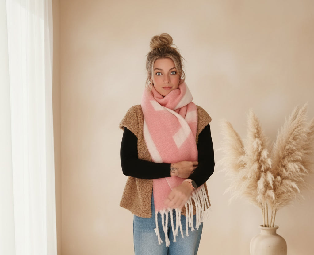 Frau in  Look mit rosa AMOUR Schal aus weichem Material von SK-Style & Kompetenz