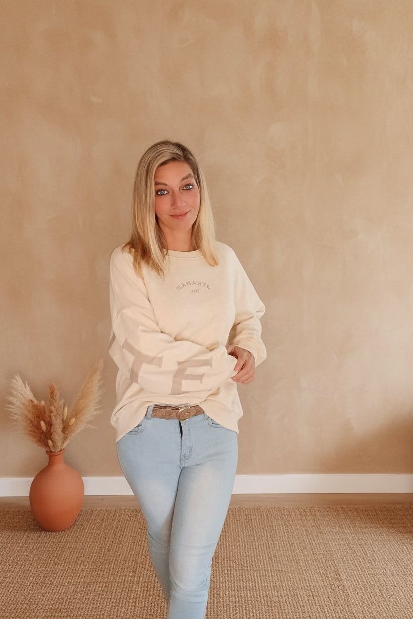 Namaste 24/7 Oversized Sweatshirt Creme – Frontansicht, entspannter Boho-Look
