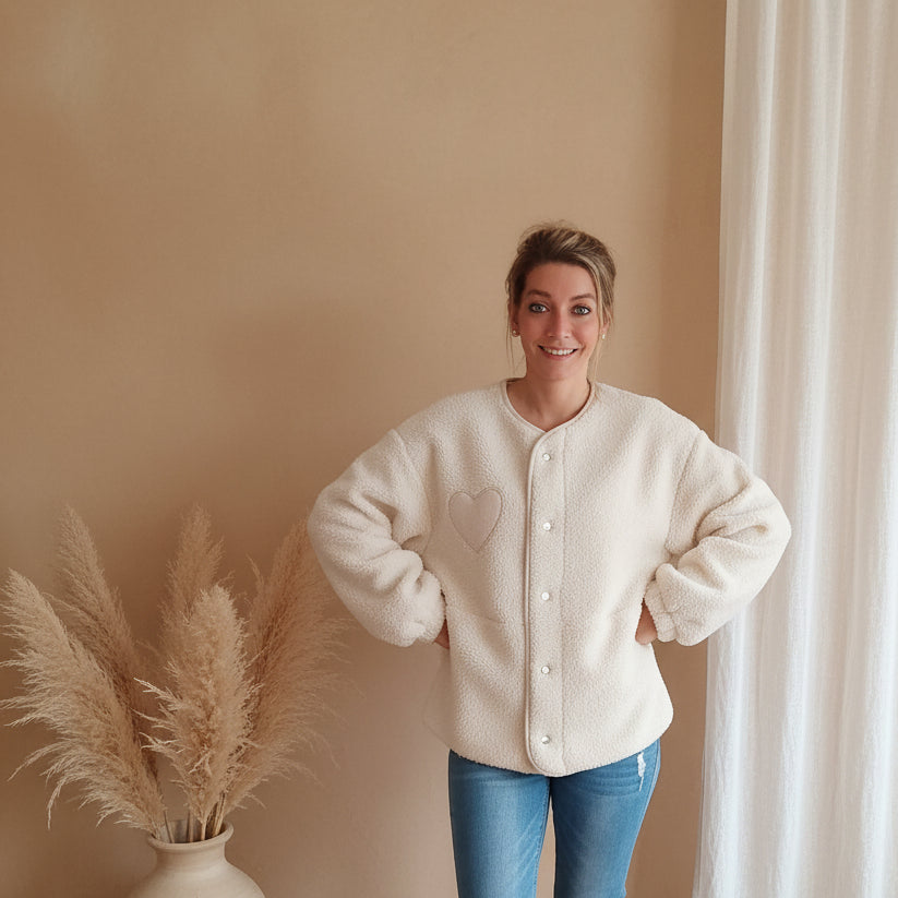 Teddyjacke Damen Creme – Lässige Pose Oversized