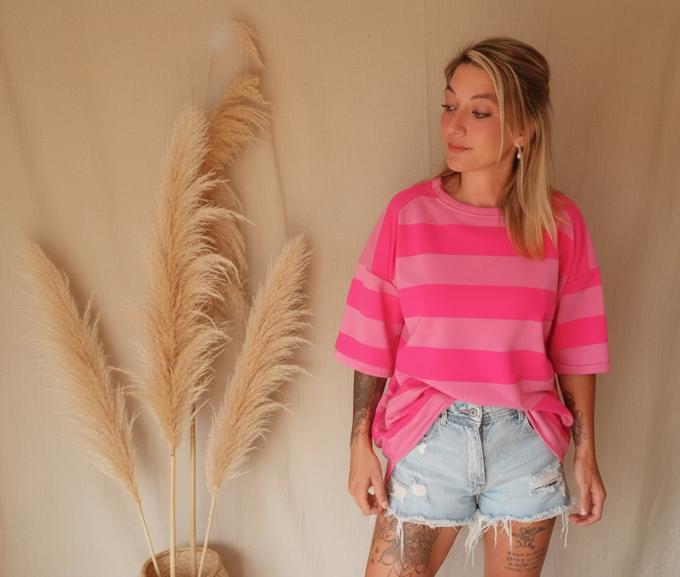 Oversize T-Shirt Pink Hellpink Gestreift – Frontansicht Styling-Shot mit Jeans-Shorts, Pampas-Hintergrund