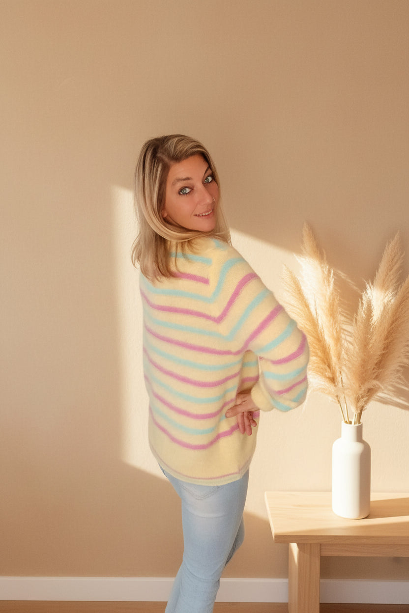 Boho-Luxe gestreifter Damenpullover aus weichem Material in Pastellfarben.