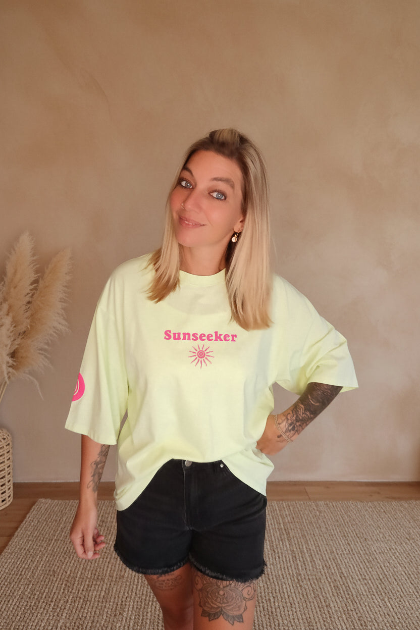 Sunseeker T-Shirt Damen – Ganzkörper lächelnd, Boho-Studio, Oversized-Schnitt sichtbar