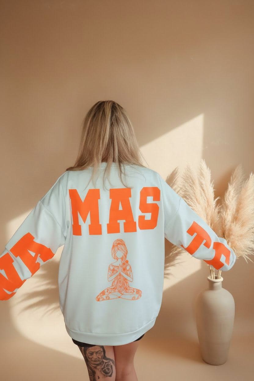 Namaste Oversized Sweatshirt Pastellblau – Detailansicht Frontprint und Ärmelprint in Orange