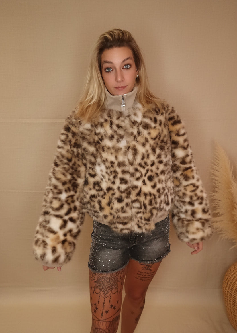 Leopard Jacke Damen beiger Stehkragen Frontansicht lächelnd – Kunstfell Leo-Print Boho-Luxe