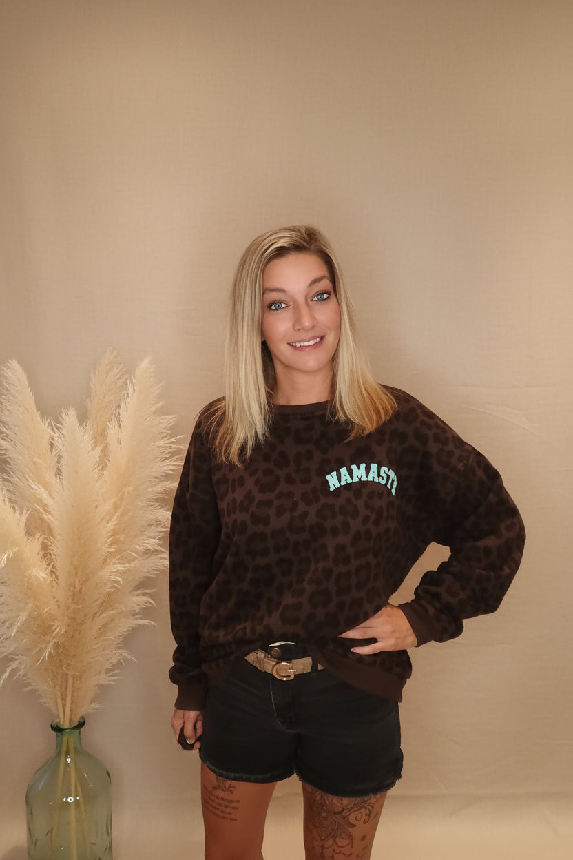 Namasté Oversize Sweater Leo – lässige Pose hellblauem Namasté-Print, Boho-Ambiente