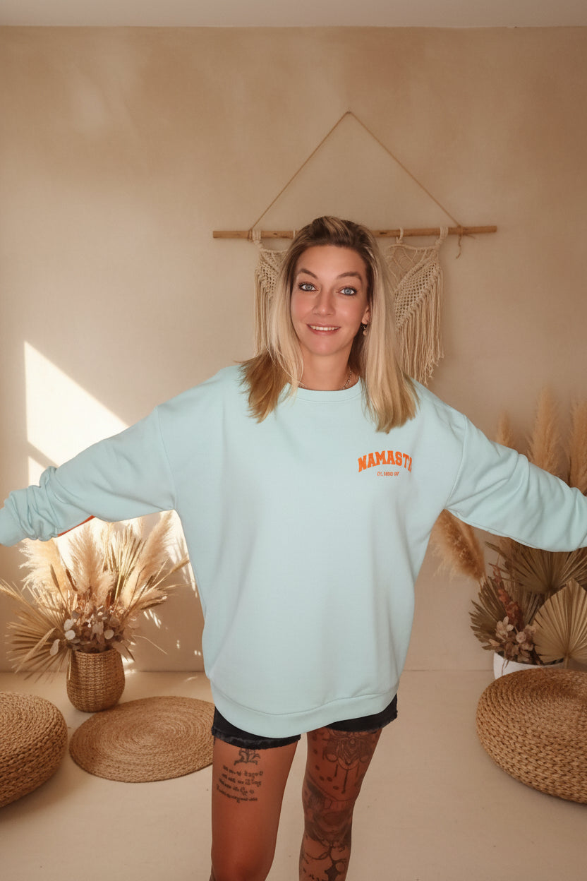 Namaste Oversized Sweatshirt Damen – lässige Frontansicht mit Boho-Ambiente