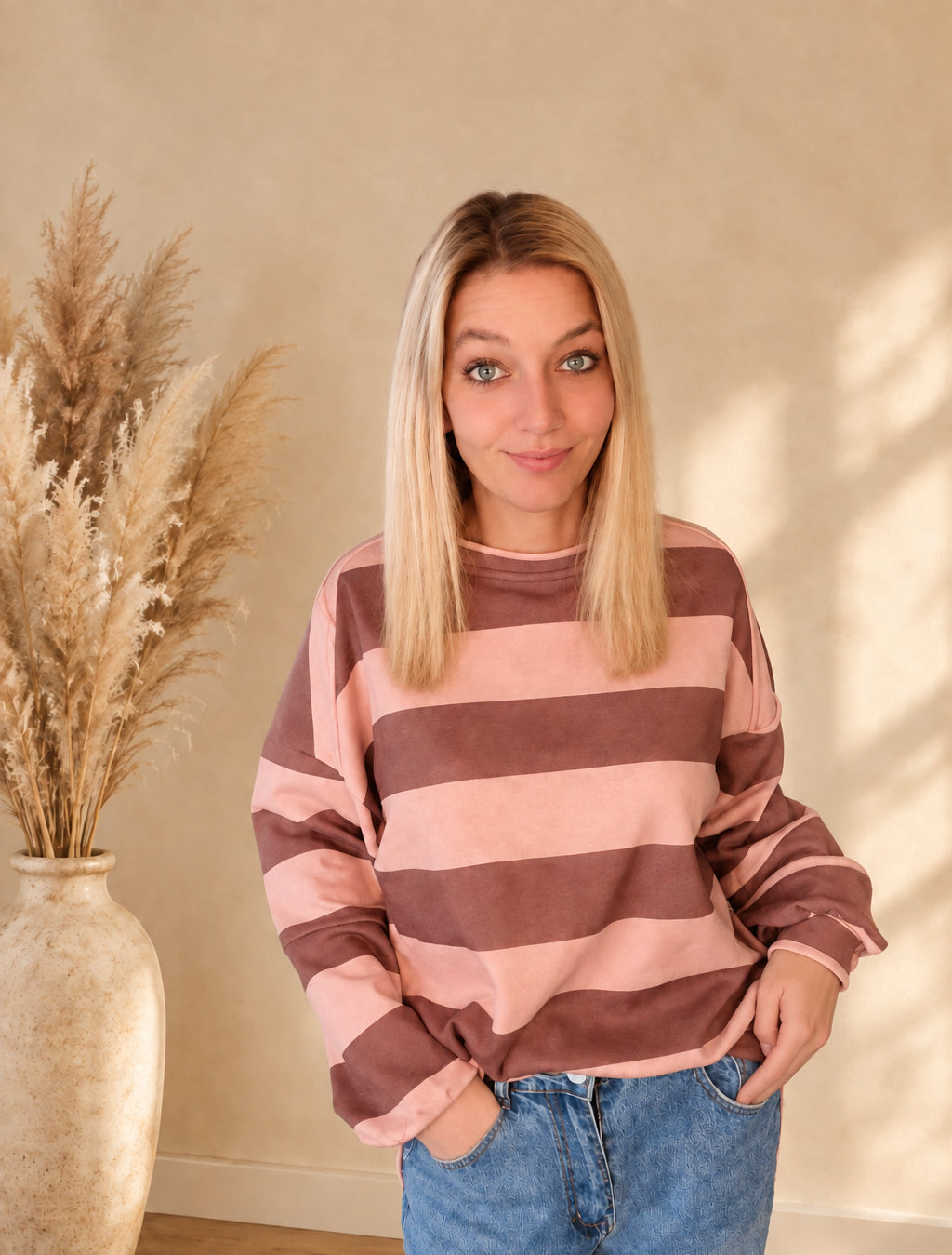 Vorderansicht des Damen-Sweatshirts in Rosa und Braun mit breiten Querstreifen und Rundhalsausschnitt.