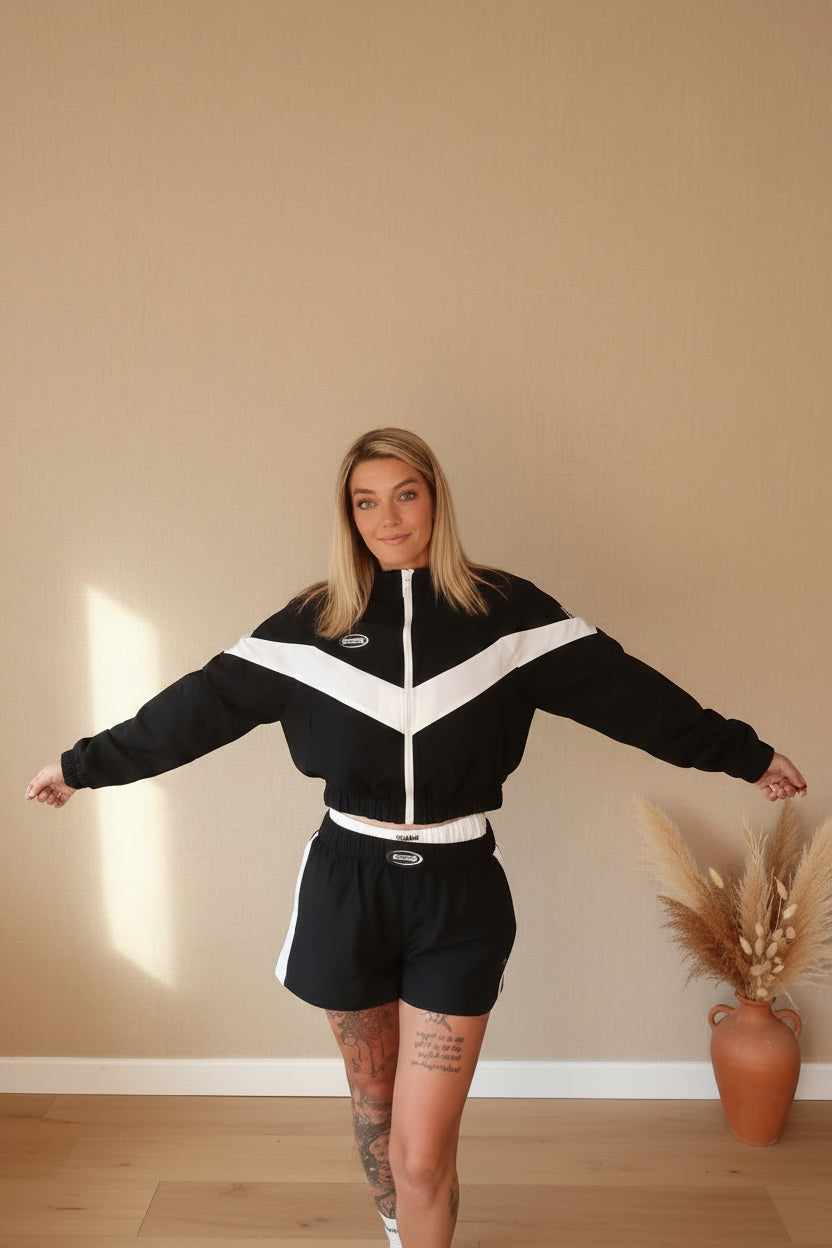 Retro Sportset Damen – T-Pose zeigt Oversize Schnitt Jacke & Shorts, Pampas Vase