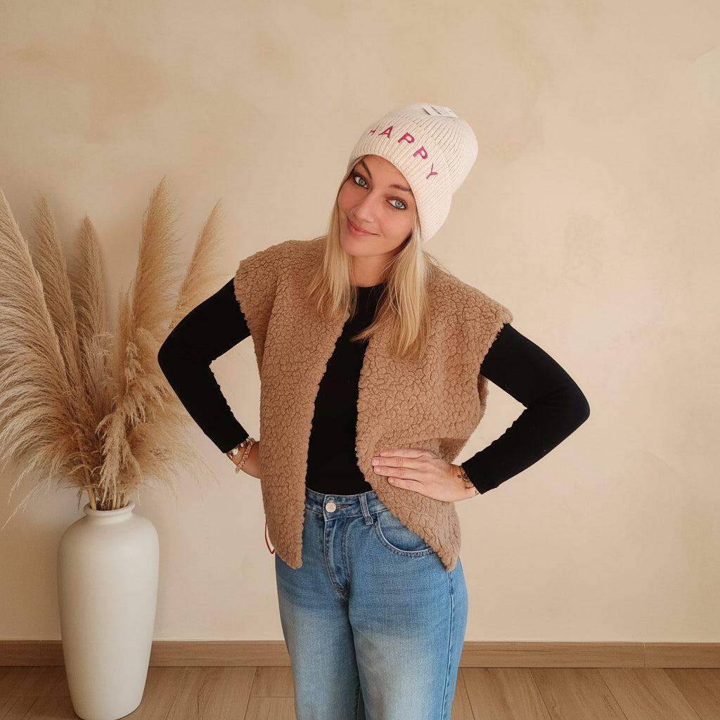Hellgraue HAPPY Beanie für Damen mit rotem Schriftzug, Detailaufnahme im Winter-Look