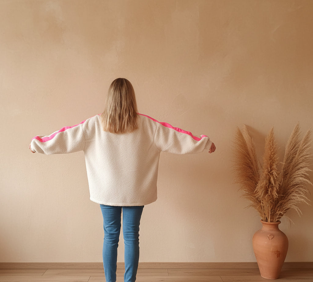 Rückansicht weißer Teddy Sweater Damen mit neonpinken Kontraststreifen