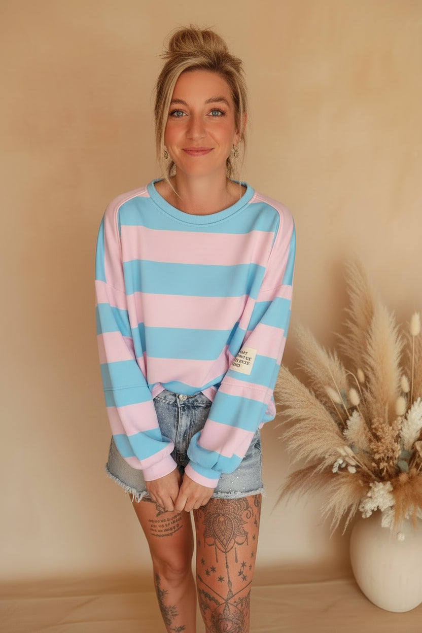 Boho-Luxe gestreifter Sweatshirt in Rosa und Hellblau aus weichem Baumwollstoff.