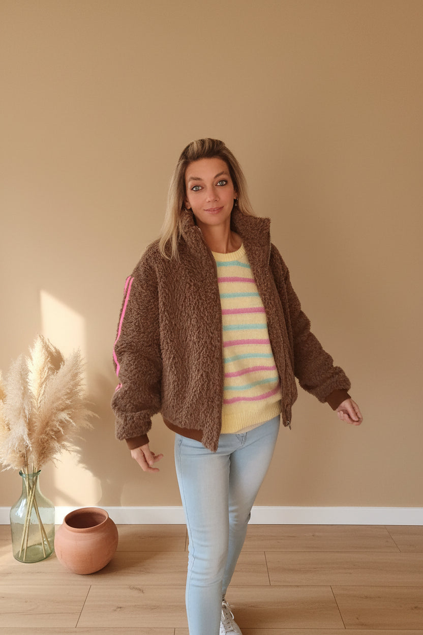 Damen Jacke braun mit pinken Streifen, Seitenansicht lächelnd, Boho-Atmosphäre