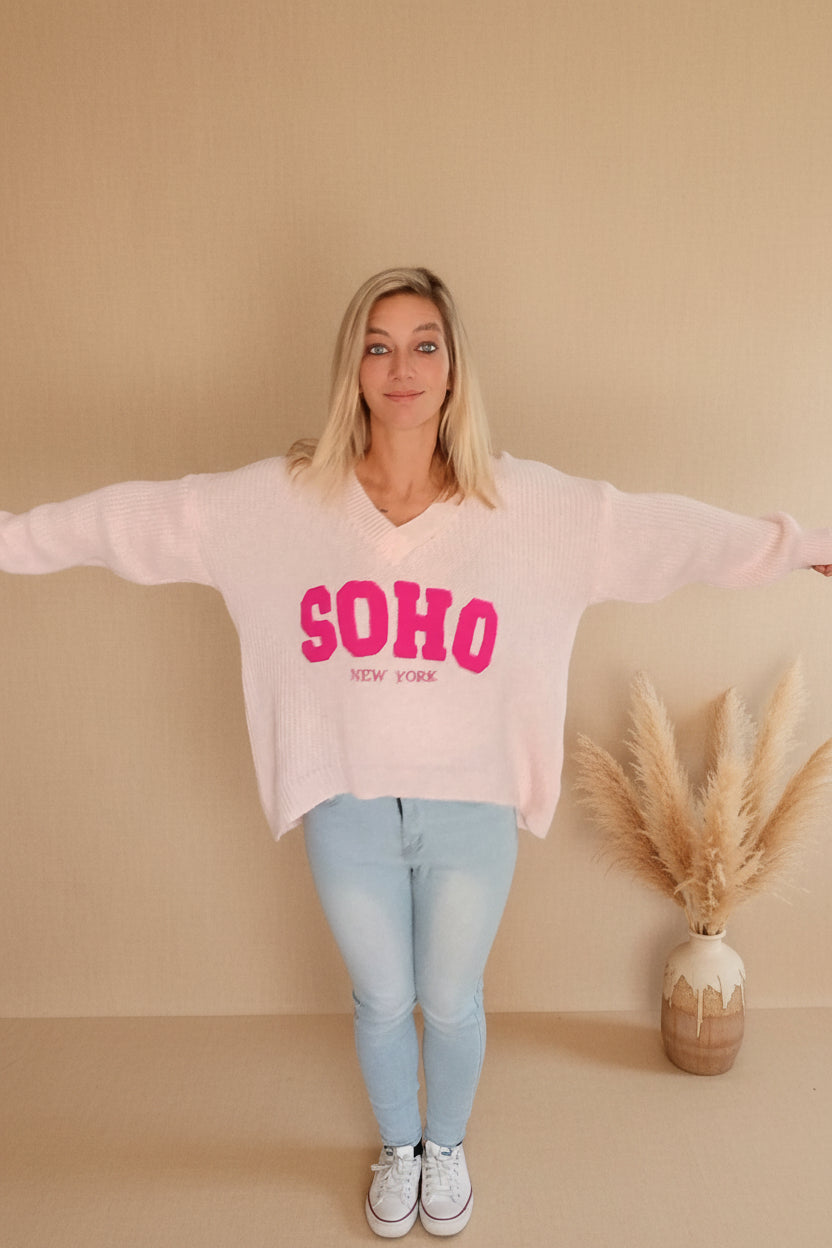 SOHO New York Strickpullover Rosa – Frontansicht Hände in Hüften, SOHO-Print, Terrakotta-Vase
