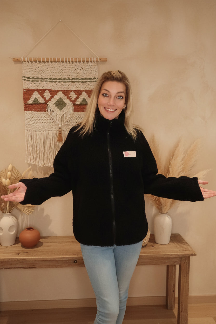 Teddyjacke Damen Schwarz – Frontansicht ausgebreitete Arme Boho
