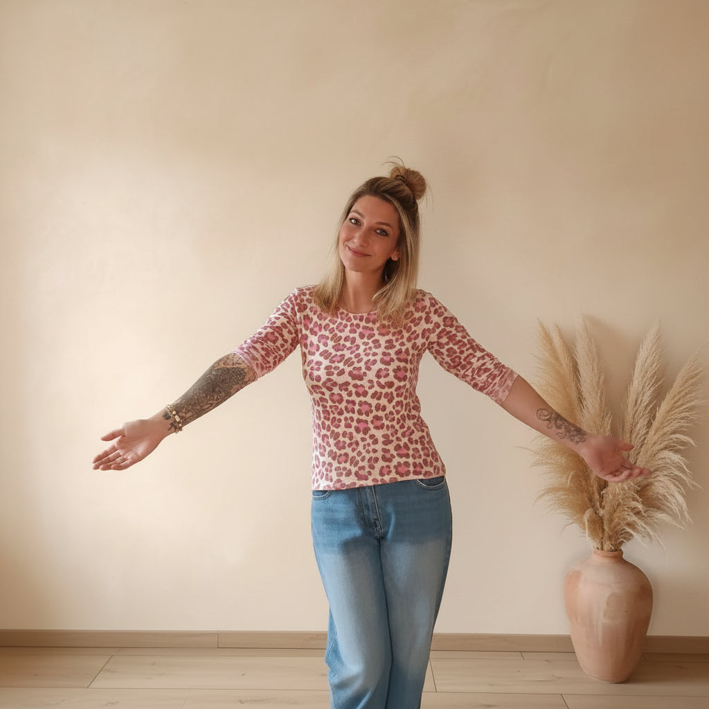 Langärmliges Leo-Oberteil in Beige und Braun in Frontansicht