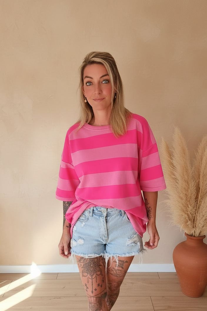 Oversize T-Shirt Pink Hellpink Gestreift – Frontansicht mit Gesicht, warmes Licht, Pampas-Dekoration