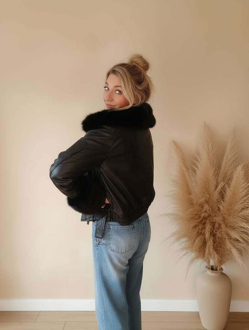 Schwarze Cropped Jacke Damen mit Webpelzkragen, Halbprofil von hinten mit Mom Jeans, Boho-Winter-Look