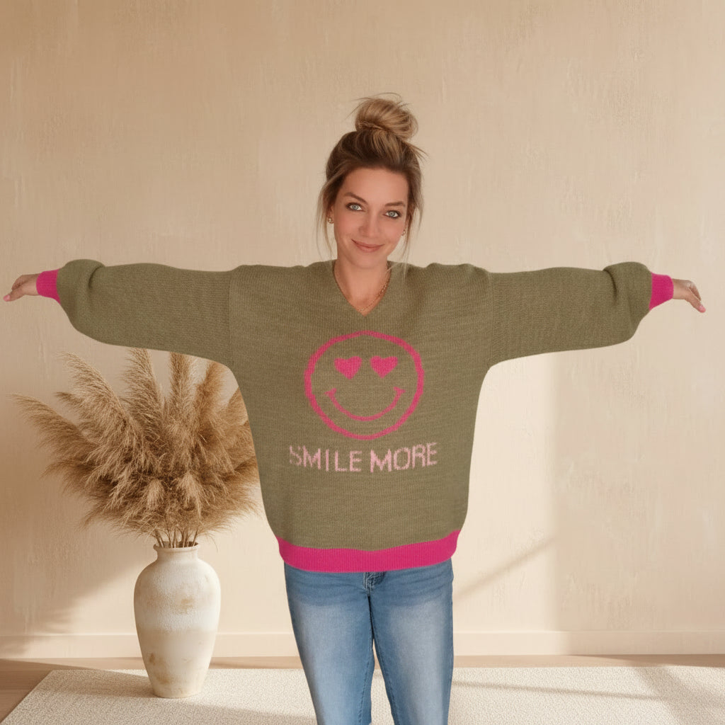 Olivgrüner Zwillingsherz Strickpullover mit pinken Bündchen, Frontansicht mit ausgestreckten Ärmeln