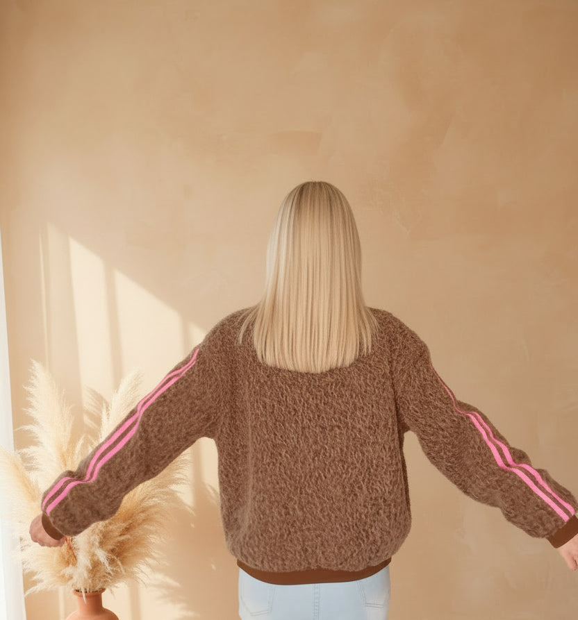 Damen Jacke braun mit pinken Streifen, Rückenansicht, Pampas-Gras