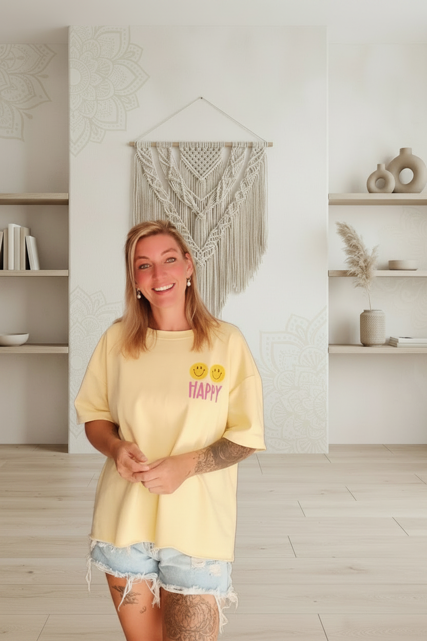 Happy Oversized Shirt Gelb – Frontansicht Boho Setting – Smiley Print HAPPY