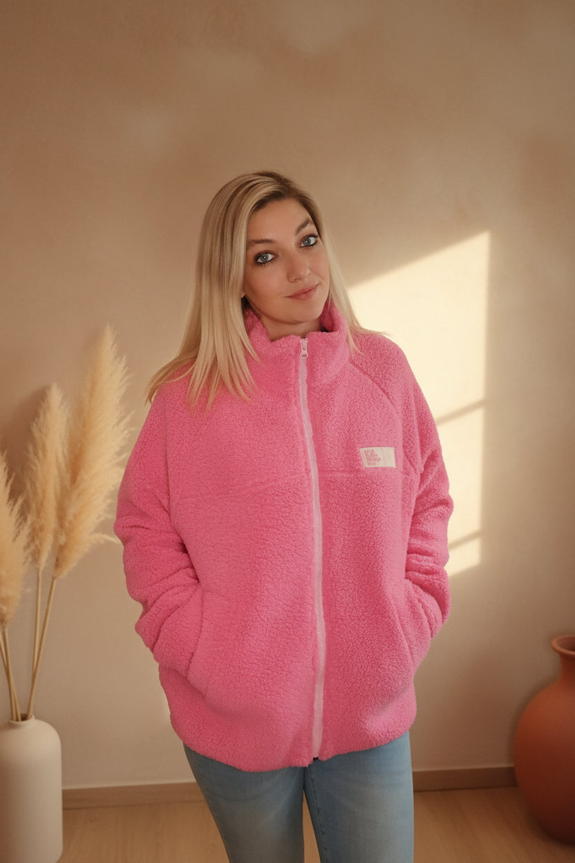 Teddyjacke Pink Damen – Seitenansicht Halbprofil mit Pampas