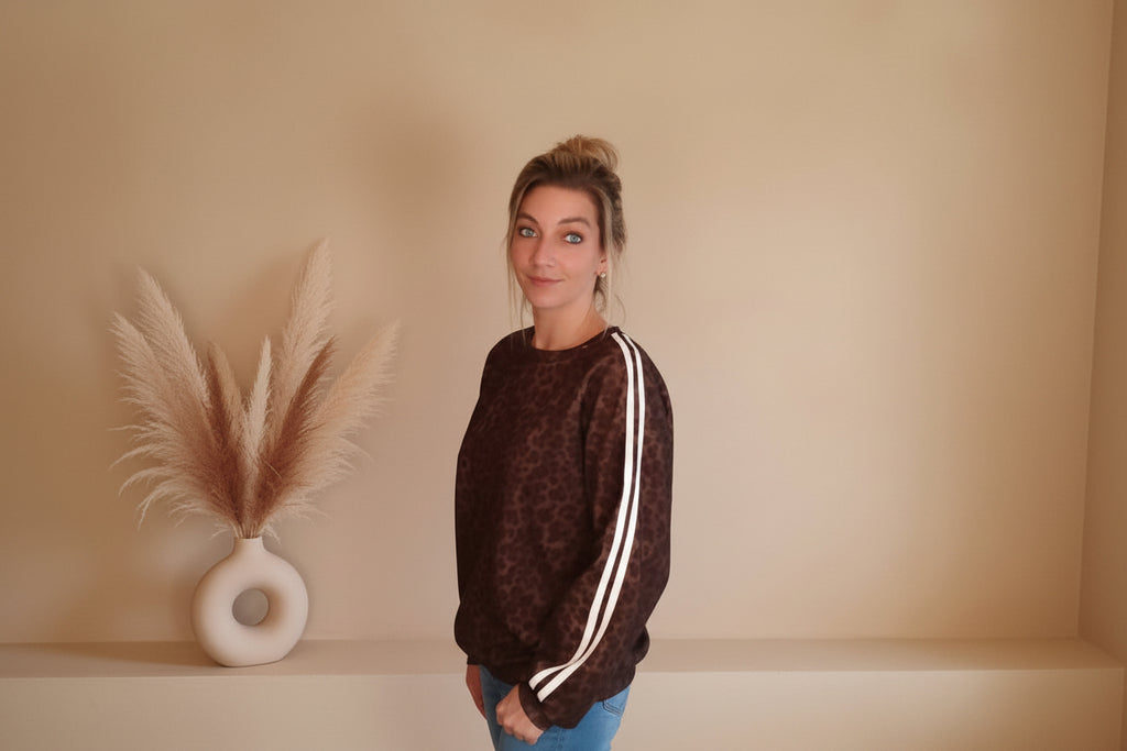 Braunes Leo Sweatshirt Damen mit weißen Doppelstreifen an den Ärmeln, Frontansicht