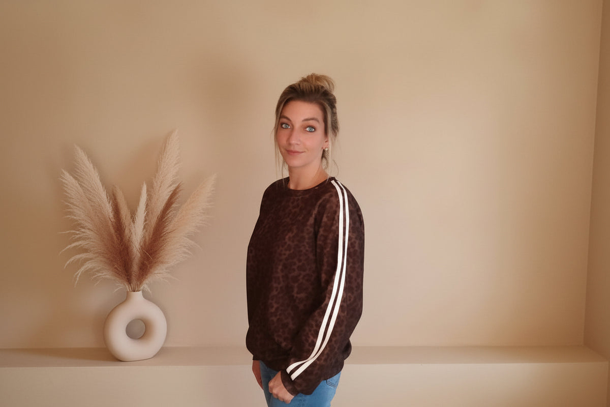 Braunes Leo Sweatshirt Damen mit weißen Doppelstreifen an den Ärmeln, Frontansicht