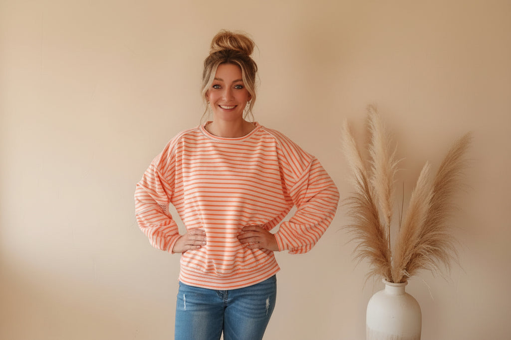 Damen Streifen Sweatshirt in Peach und Weiß, Frontansicht mit lockerem Schnitt