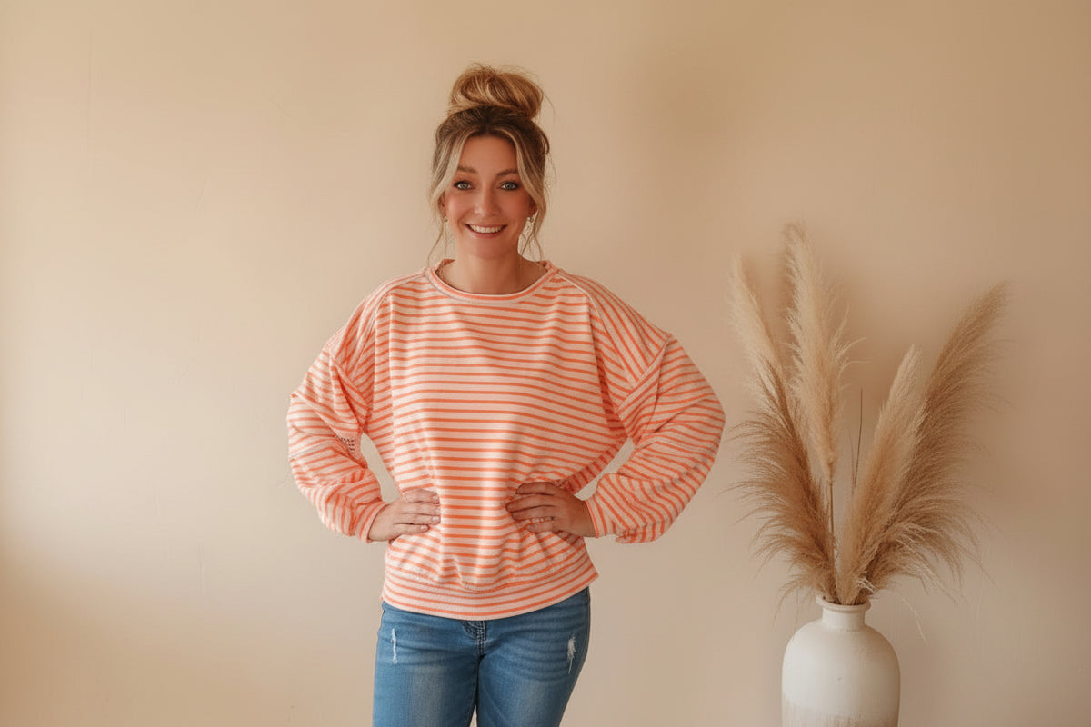 Damen Streifen Sweatshirt in Peach und Weiß, Frontansicht mit lockerem Schnitt