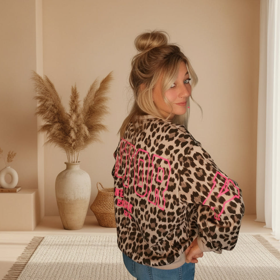 Leo-Pullover für Damen mit auffälligem pinkem Frontprint