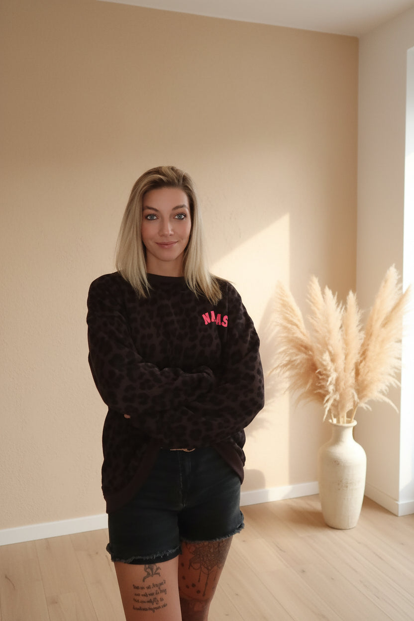 Namasté Oversize Sweater Leo – Detailansicht pinker Brustprint auf Leoparden-Muster