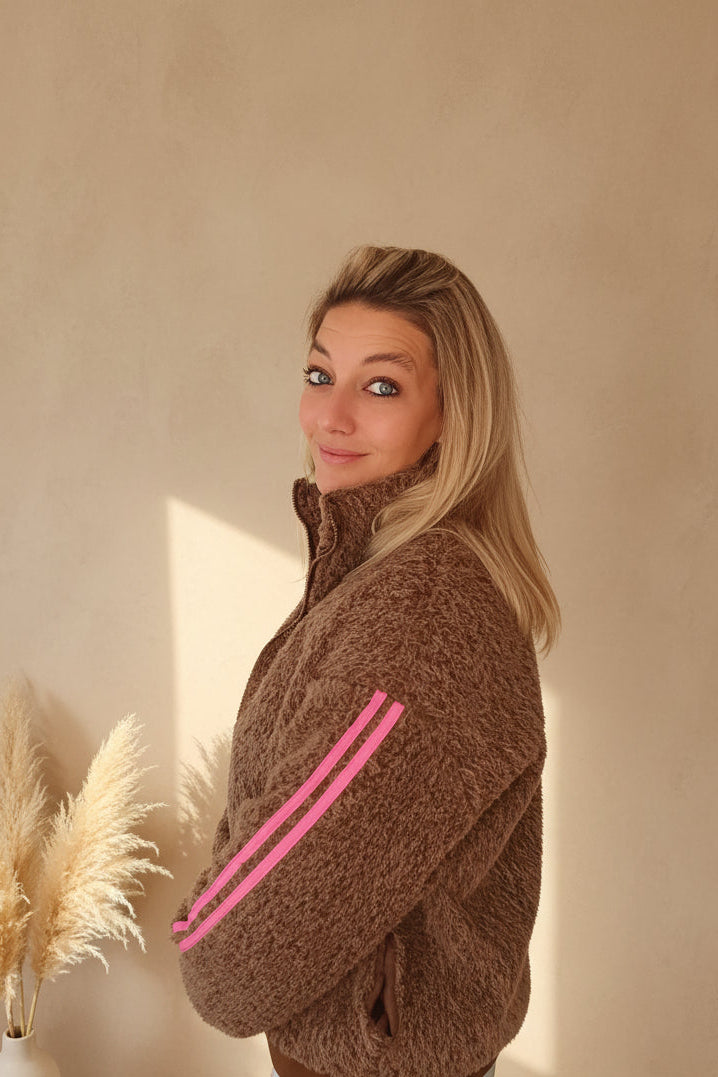 Damen Jacke braun mit pinken Streifen, Nahaufnahme Oberteil, Reißverschluss-Detail