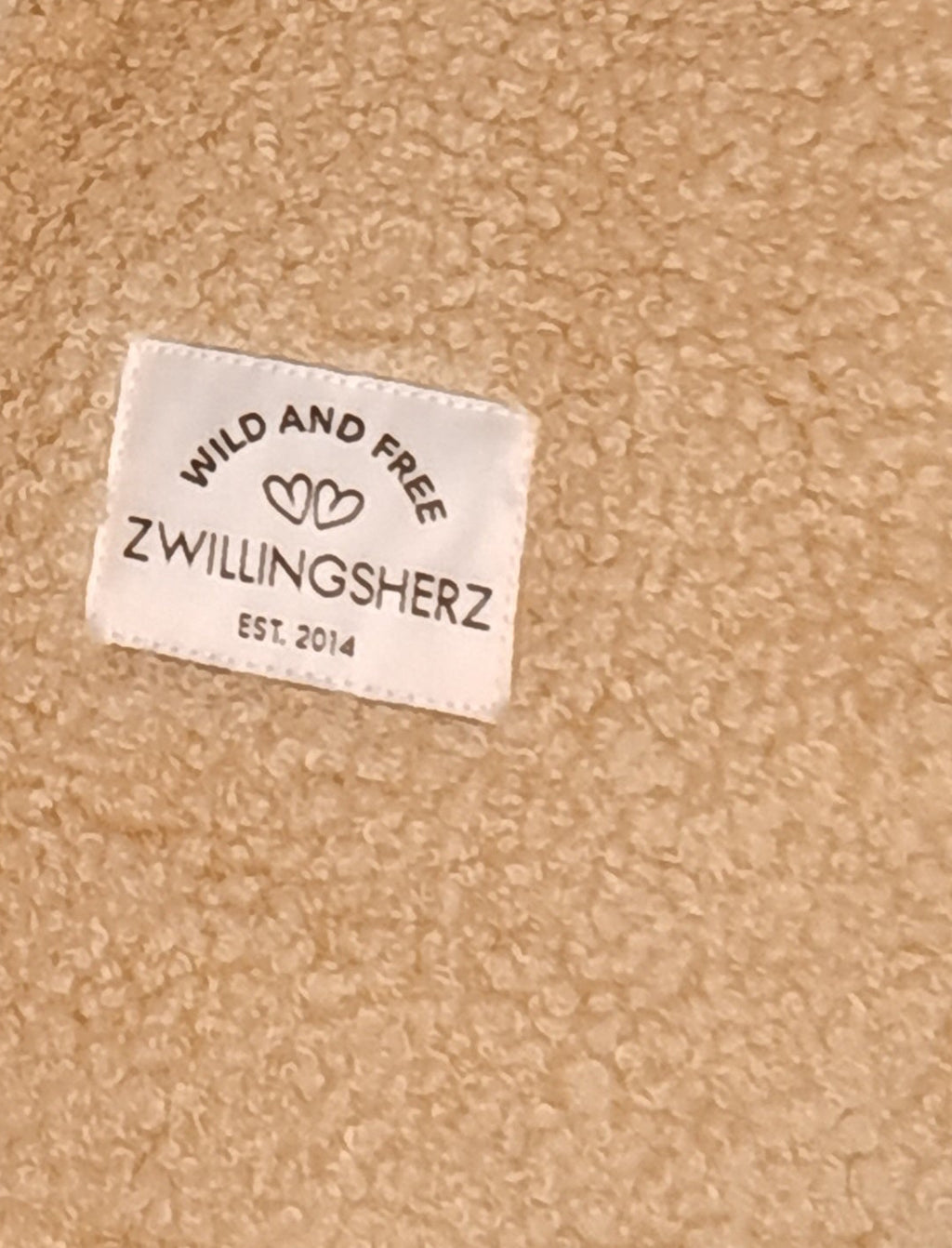 Wendeweste Leo Teddy von Zwillingsherz – Leo-Seite getragen, Seitenansicht mit Jeans