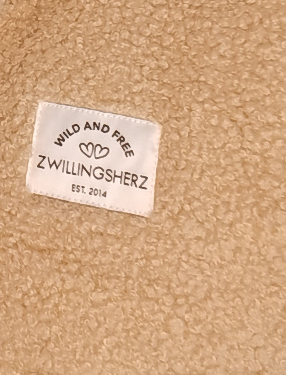 Wendeweste Leo Teddy von Zwillingsherz – Leo-Seite getragen, Seitenansicht mit Jeans
