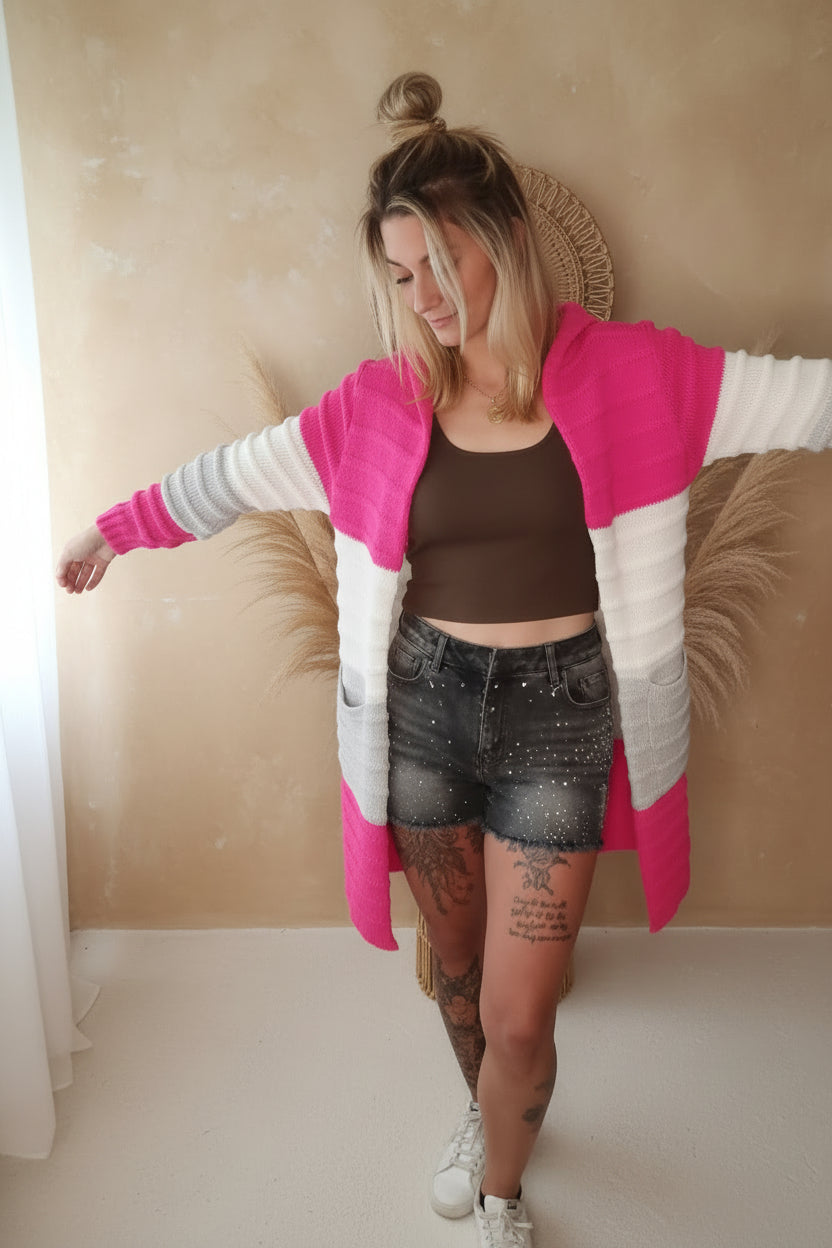 Lang-Cardigan Damen Color-Blocking Pink – Seitenansicht Arme ausgestreckt lässige Pose Boho Interior